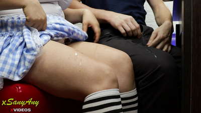 Młoda uczennica waląca konia koledze z klasy na pracy domowej -xsanyAny